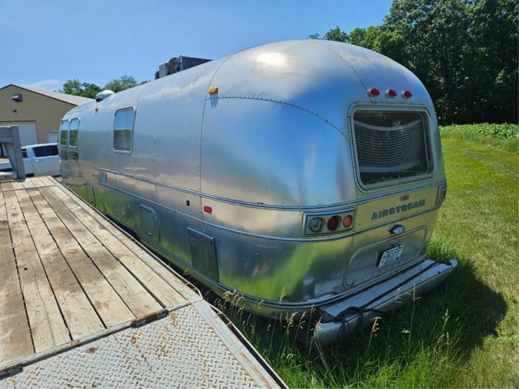 #2549-•-1972-airstream-sovereign-23973-camper-image-2