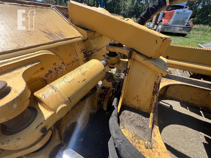 2013-deere-700j-lgp-image-18