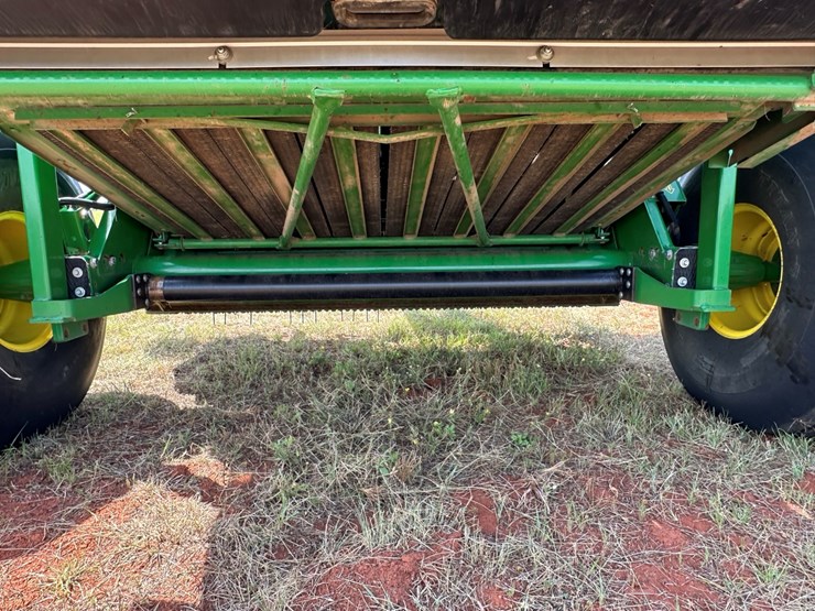 2018-john-deere-560m-image-23
