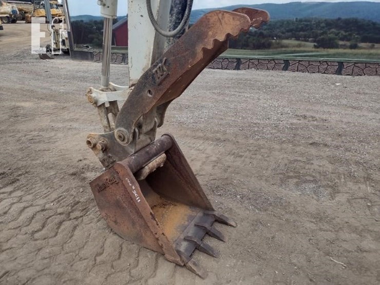 2015-takeuchi-tb280fr-image-15