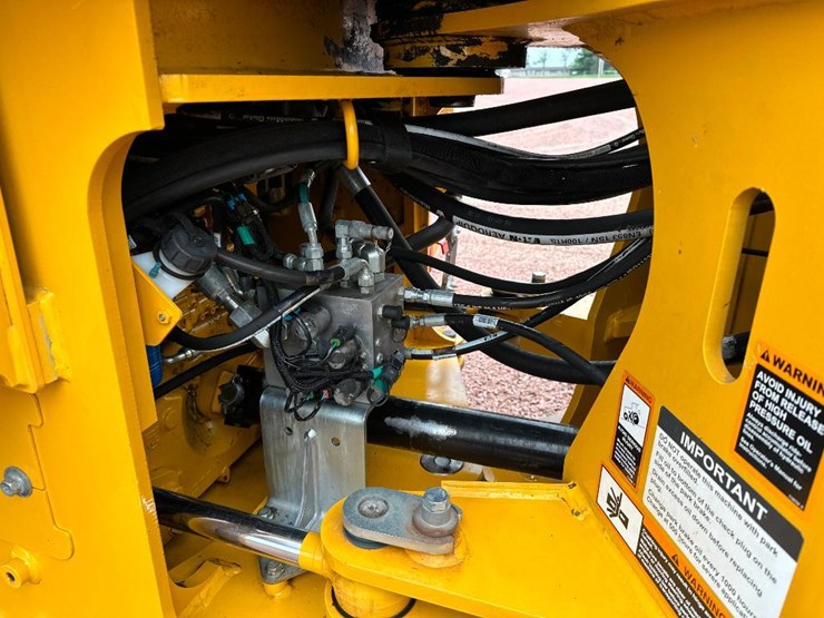 2018-deere-524kii-image-34