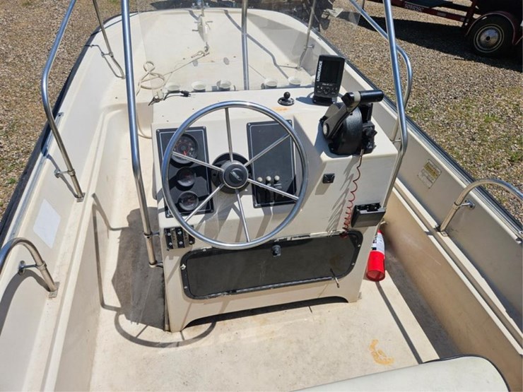 #2545-•-boston-whaler-montauk-17-fiberglass-boat-image-19