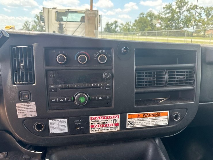 2012-gmc-savana-box-truck-image-20