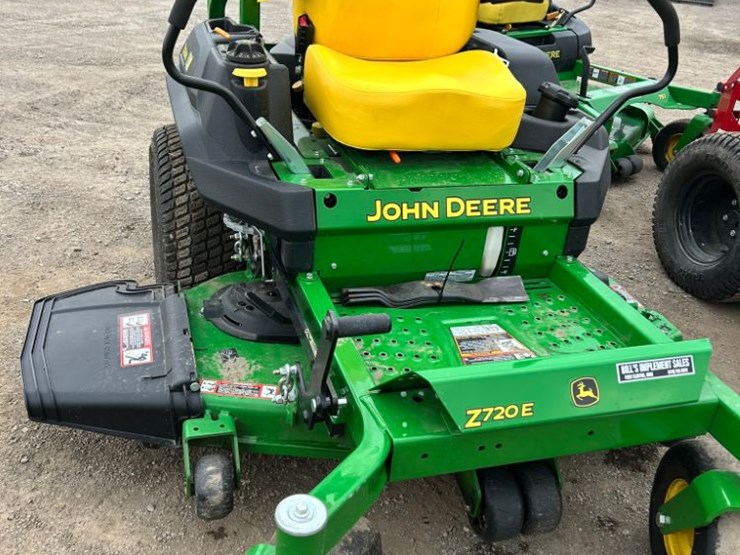 2022-john-deere-720-image-1