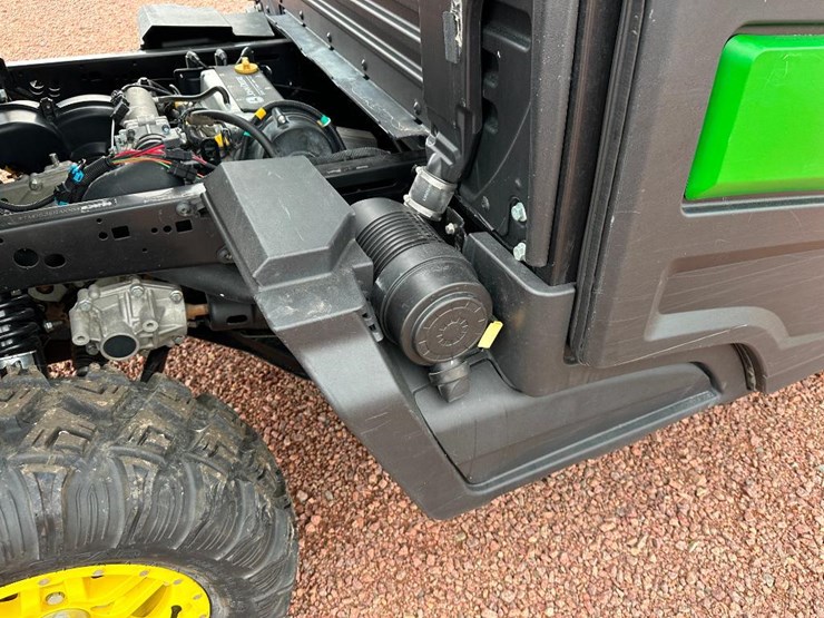 2022-john-deere-gator-image-27
