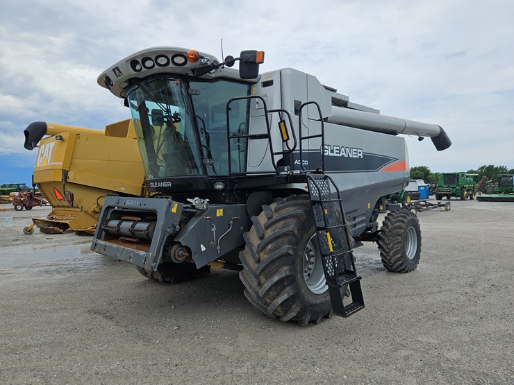 2009-gleaner-a76-image-1