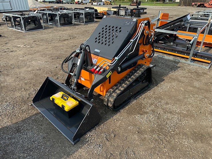 landhero-ldh-t460-mini-skid-steer-image-1