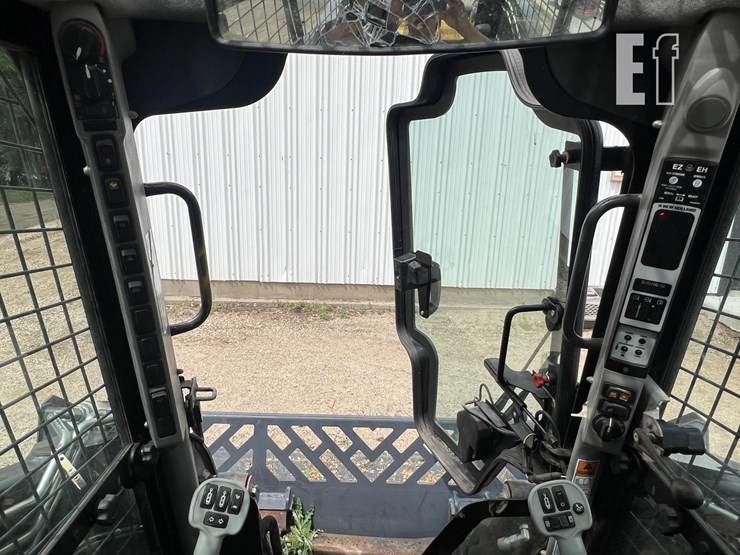 2017-new-holland-l228-image-8