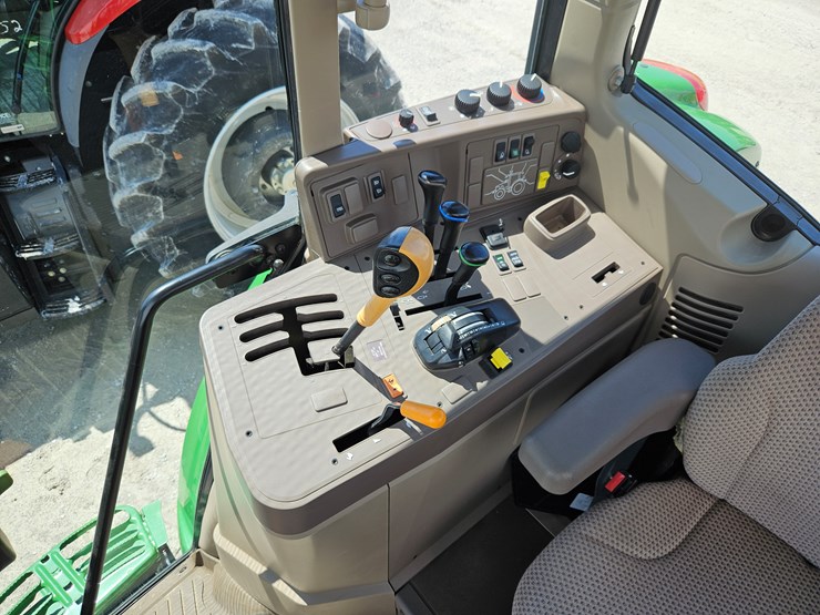 2020-john-deere-6110m-image-12