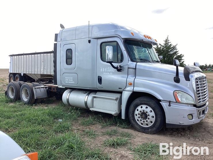 2011-freightliner-cascadia-ca125slp-t/a-truck-tractor-image-4