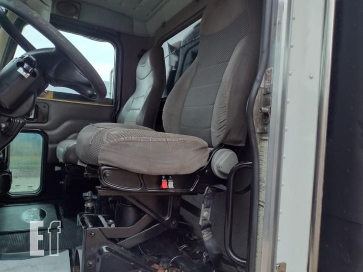 2009-peterbilt-335-image-14