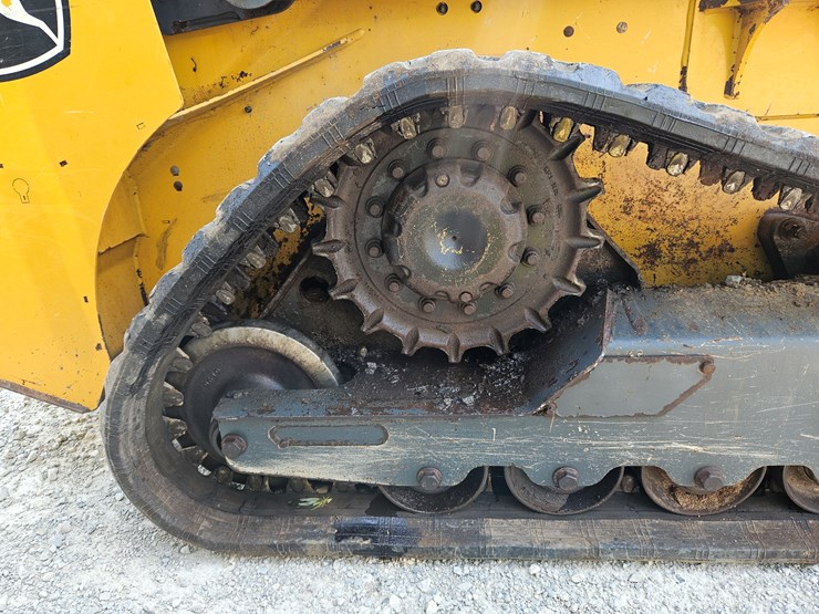2020-deere-317g-image-21