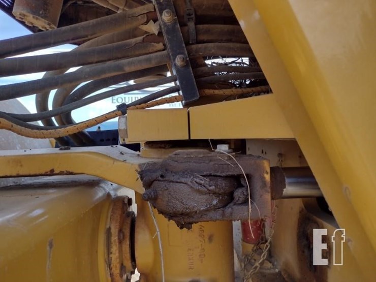 2015-caterpillar-cs56b-image-13