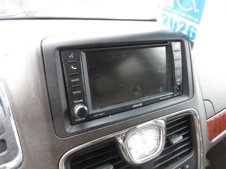 2016-chrysler-town-&-country-image-8