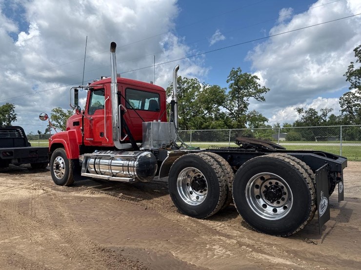 2012-mack-chu613-day-cab-flat-top-road-tractor-image-8