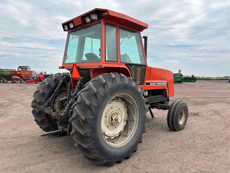 1982-allis-chalmers-8030-tractor-image-4