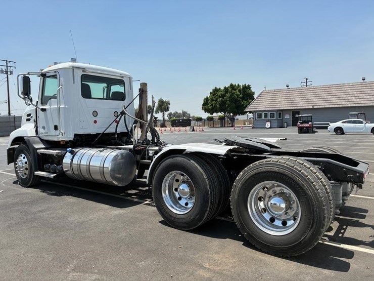 2018-mack-pinnacle-truck-tractor-image-4