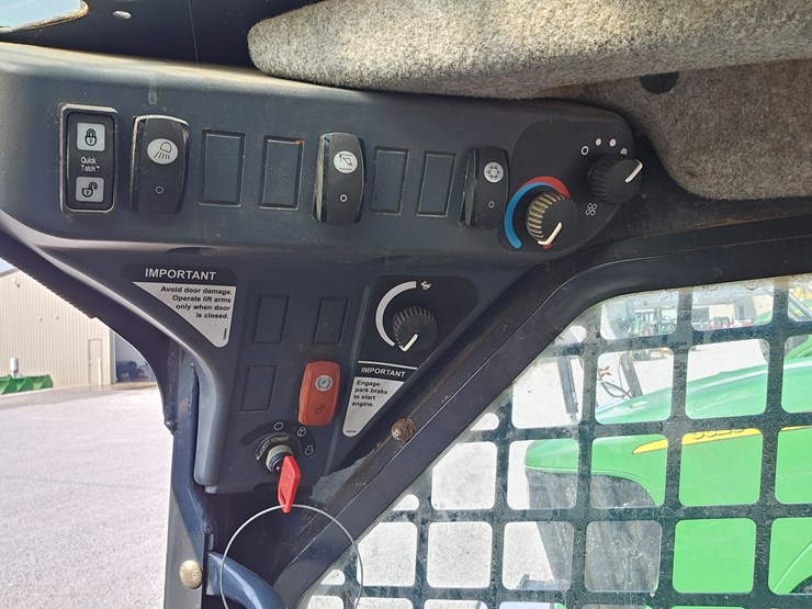 2020-deere-317g-image-10