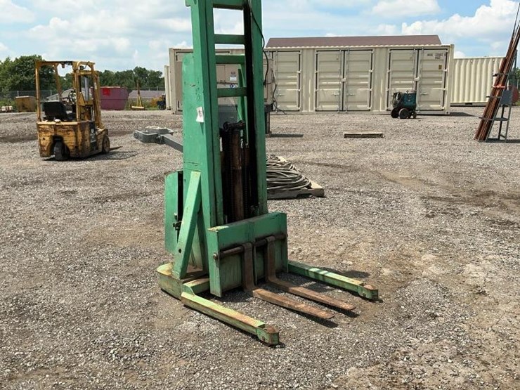#1350-•-crown-electric-forklift-image-7