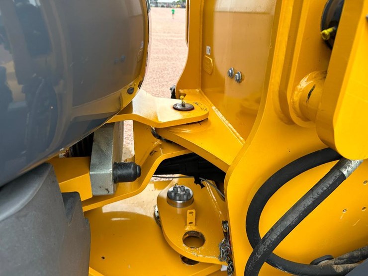 2019-deere-244l-image-36