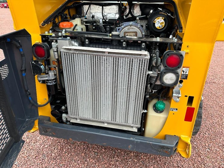 2020-deere-317g-image-32
