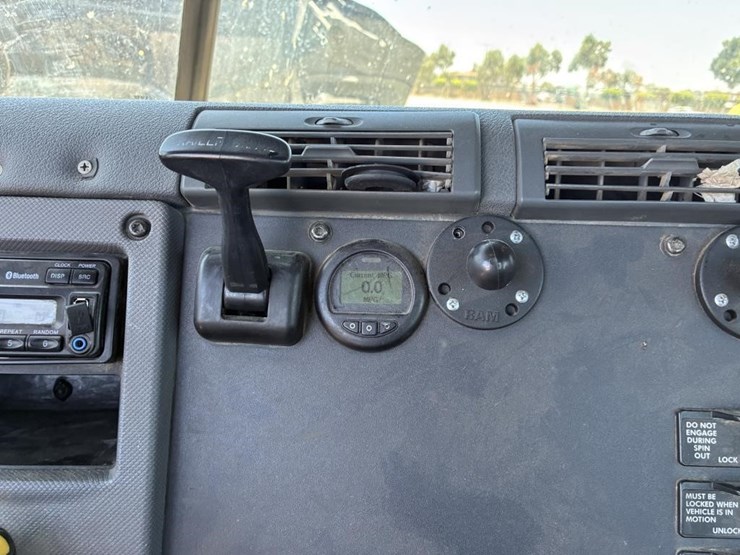 2016-freightliner-cascadia-truck-tractor-image-22