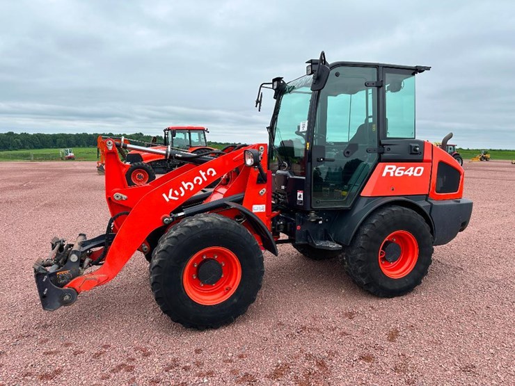 2021-kubota-r640-image-1