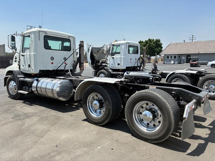 2017-mack-pinnacle-truck-tractor-image-4