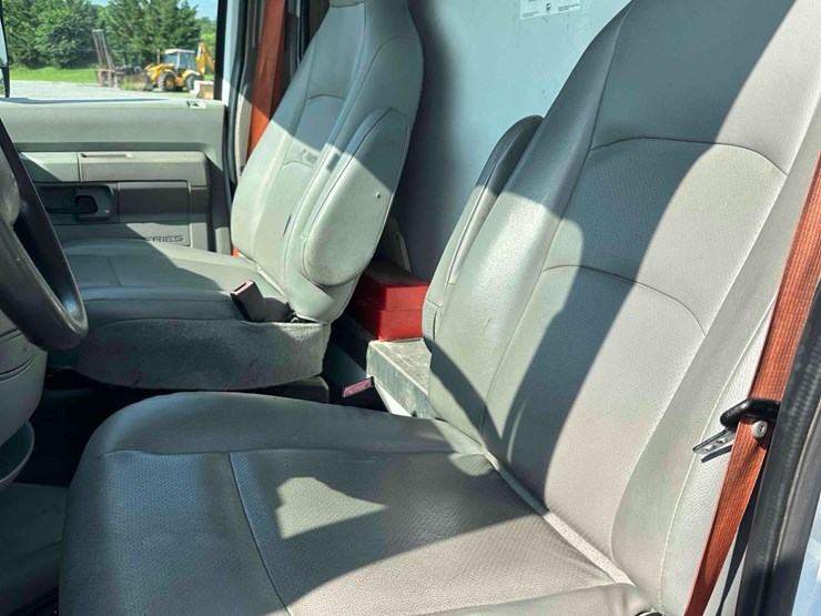 2013-ford-e350-image-21