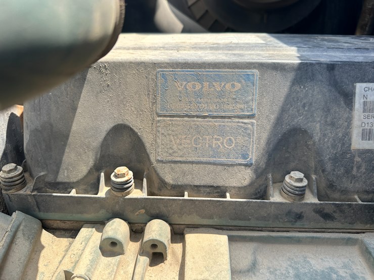 2013-volvo-10-image-77