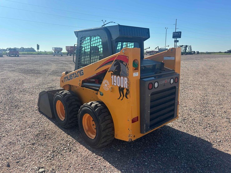 mustang-1900-skid-steer-image-3