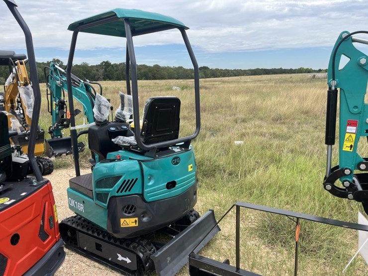 cfg-qk16r-mini-excavator-image-4
