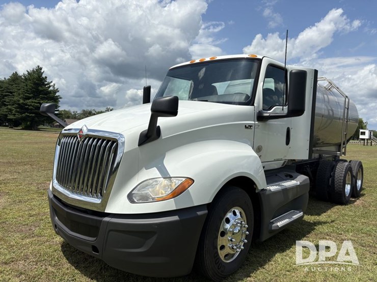 2018-ihc-lt-625-liquid-nurse-truck-(pz13706)-image-2