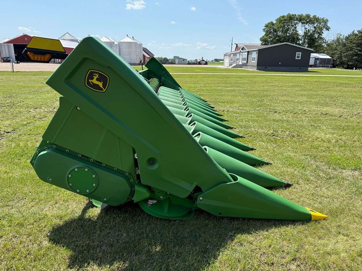 2021-john-deere-c12r-image-25