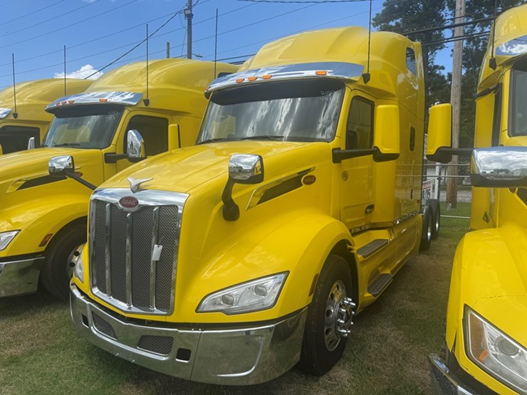 2023-peterbilt-579-image-1
