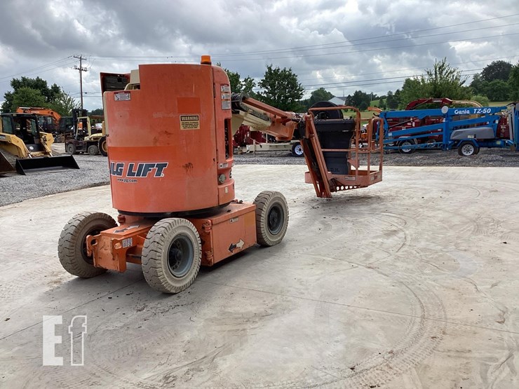 2005-jlg-e300ajp-image-4