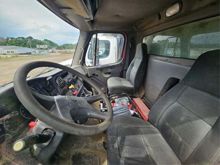 #2525-•-2006-freightliner-m2-tandem-axle-dump-truck-image-33