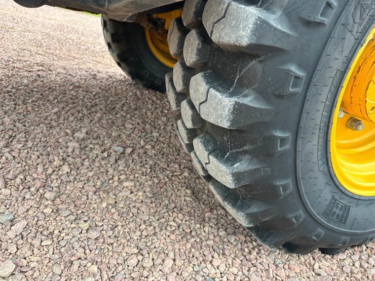 2019-deere-244l-image-7