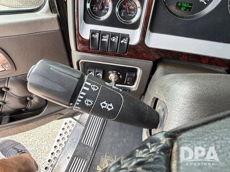 2014-kenworth-w900-image-98