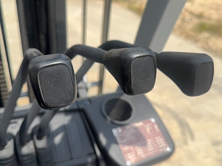 uni-carriers-5000-pound-forklift-image-13