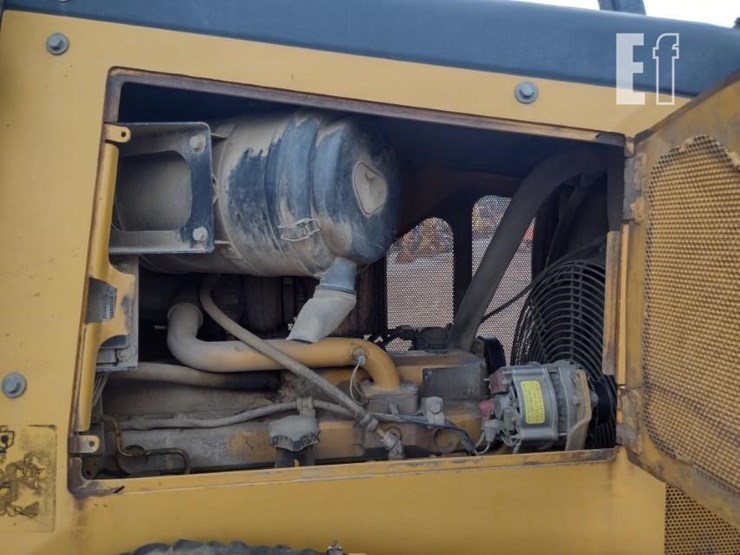 2006-deere-700j-lt-image-40