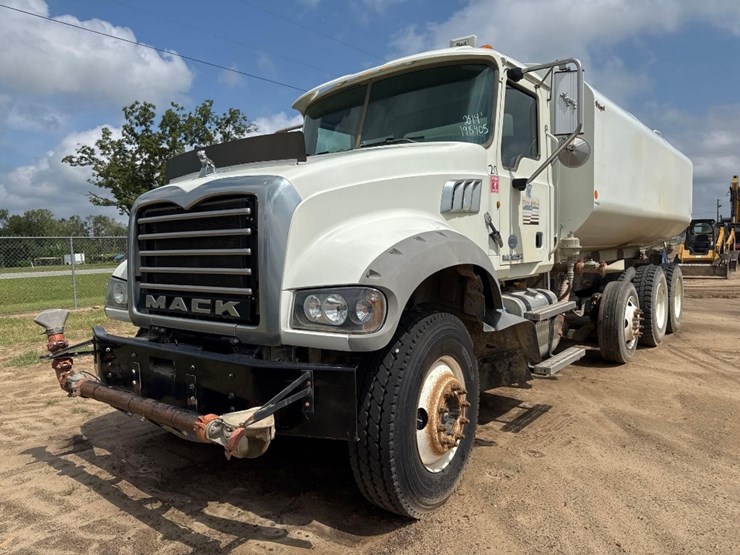 2014-mack-gu713-water-truck-image-2