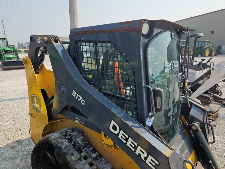 2020-deere-317g-image-23