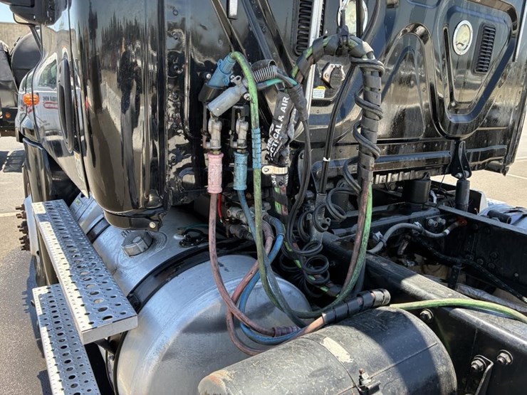 2016-freightliner-cascadia-truck-tractor-image-11