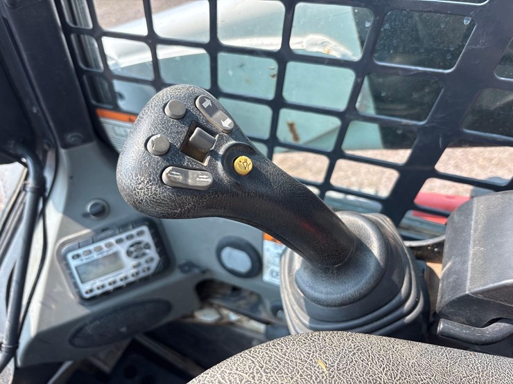 2016-bobcat-t750-image-18