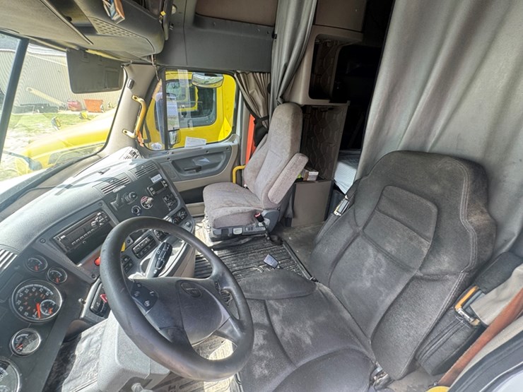2018-freightliner-cascadia-sleeper---automatic-air-pressure-builds-slower-than-normal-when-truck-has-image-5