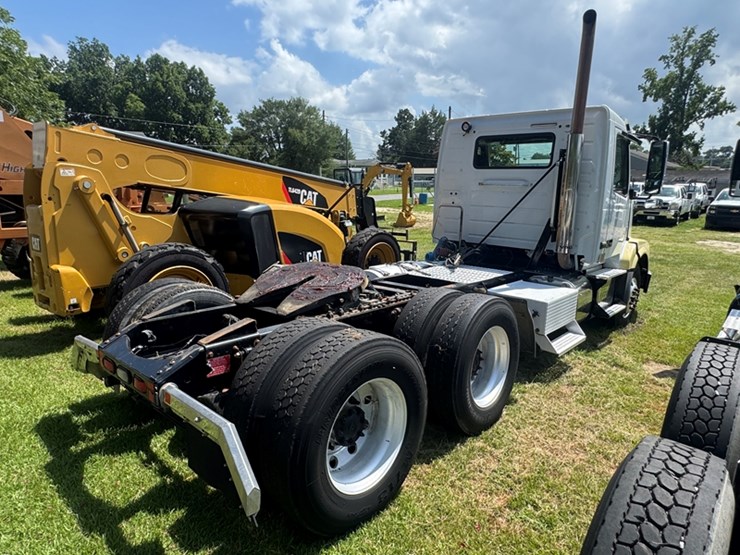 21-2015-volvo-vnl64t---d13,-405-hp---10-sp-698,118-miles-showing-- 4v4nc9eg7fn937547-image-3
