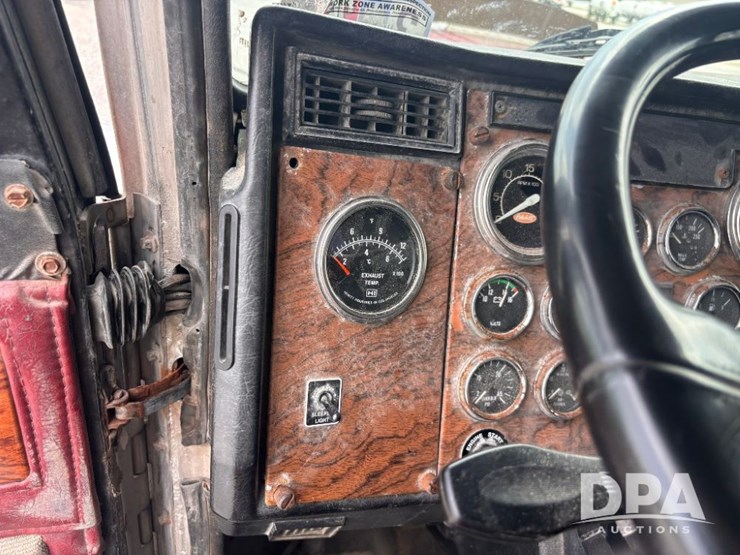 2000-peterbilt-379-image-89