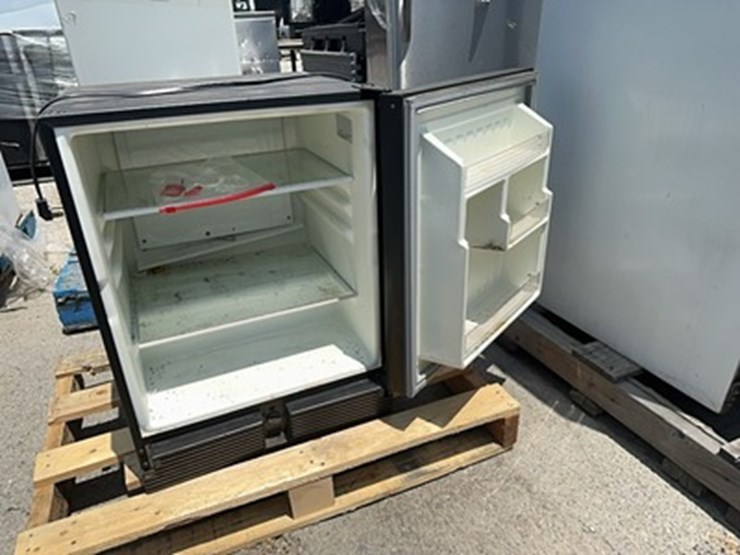 lot#-832-whirpool-and-mini-refrigerator-image-4