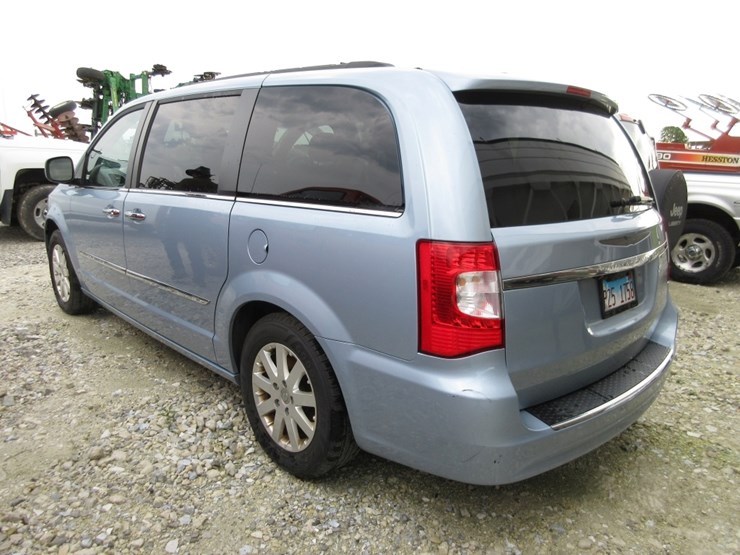 2016-chrysler-town-&-country-image-5